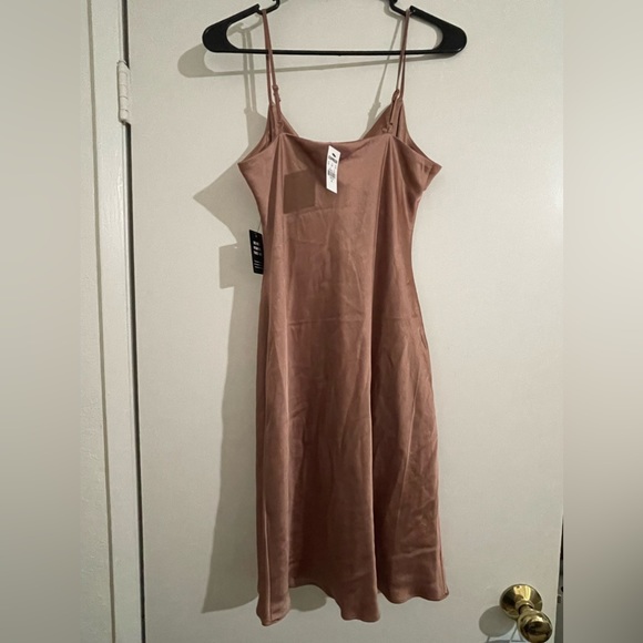 Express satin dress - Picture 2 of 4